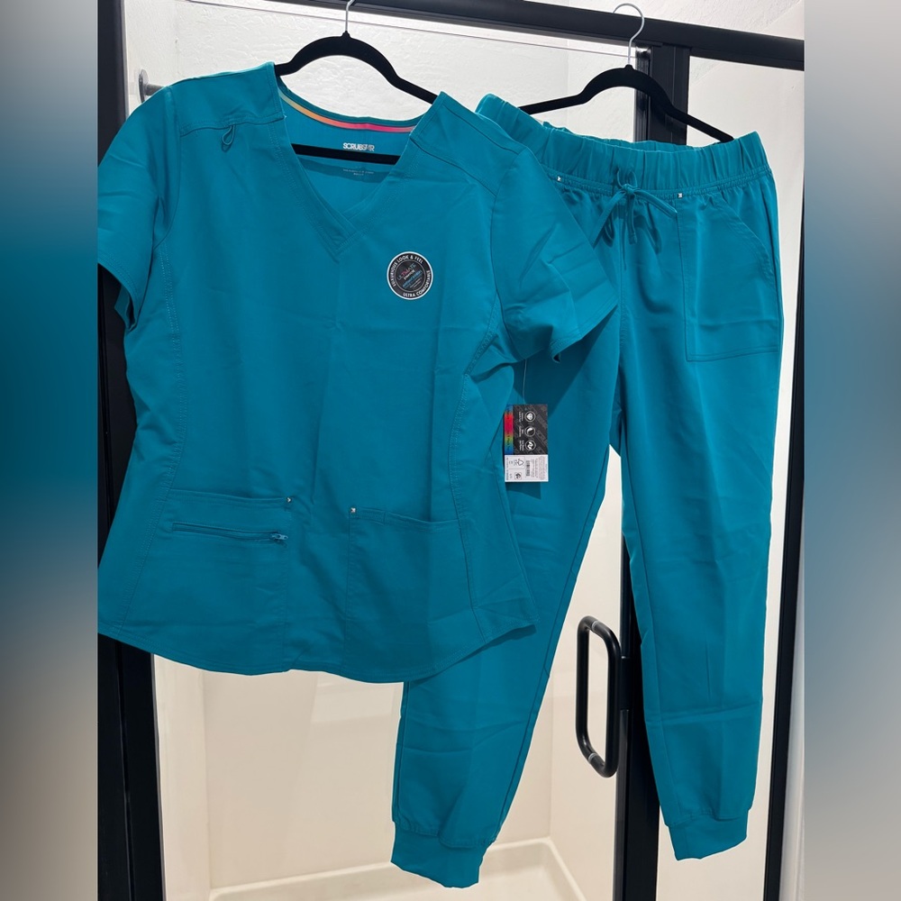 Women's Scrubstar Ultimate Aquamarine Blue Scrub Set - Large - *New with Tags*